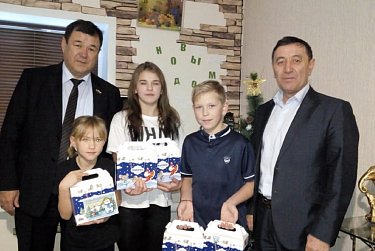 Депутаты поздравляют оренбуржцев с наступающим Новым годом